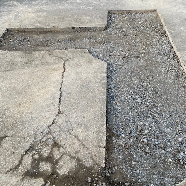 �ܑ��J�b�^�[�œ��H�ؒf���Ă����܂�